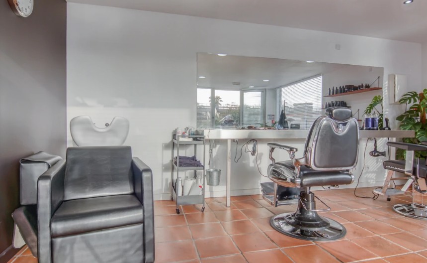 Espace de coiffure premium et ambiance chaleureuse